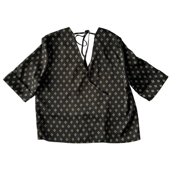 DYNAMITE V-NECK SHORT SLEEVE SATIN TOP IN BLACK WITH GOLD DETAILS  SIZE XS - Picture 8 of 11